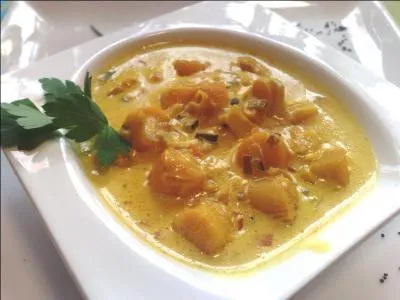 Un peu moins chères que les Saint-Jacques, nous avons choisi de nous faire plaisir avec des cassolettes de noix de pétoncles. Quelle est la différence entre une coquille Saint-Jacques et un pétoncle ?