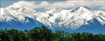 Quelle chane de montagnes forme une frontire naturelle entre la France et l'Espagne ?