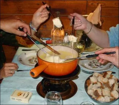 Quelle liqueur parfume la fondue au fromage ?