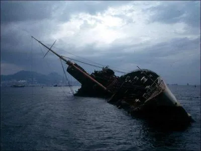 Quel paquebot a coulé dans le port de Hong-Kong ?