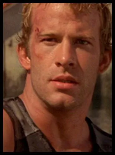 Qu'affronte-t-il dans le film  Peur Bleue  de Renny Harlin ?