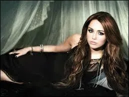 Quel jour annonce-t-elle leurs fianailles ?