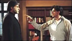 Dans ce film, Raj Malhotra (Shah Rukh Khan) se confronte à Narayan Shankar (Amitabh Bachchan), directeur de la très réputée Gurukul, en mémoire de son amour devenu légende parmi les étudiants :