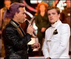 Qu'est-ce que fait Peeta lors de son premier interview qui fait beaucoup rire le public (Il peut y avoir plusieurs solutions) ?