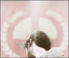 Quelle est la couleur de la tenue de Katniss pour la moisson ?