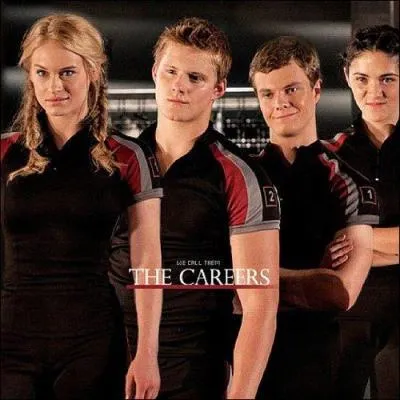 L'interview est l'occasion de connatre un peu mieux les tributs, notamment les quatre tributs de carrire : Glimmer, Clove, Marvel et Cato, des Districts 1 et 2. Quelle affirmation est fausse concernant ces tributs ?