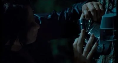 Ouf ! Haymitch lui envoie de la crme pour sa brlure, accompagne d'un petit mot :  Applique gnreusement et reste en vie - H . Que dit le message dans le livre ?