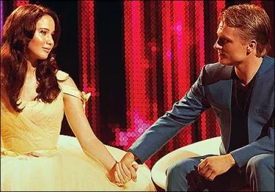 Vient le moment de l'interview des vainqueurs, qui est passe trs rapidement dans le film.  cette occasion, Katniss remarque quelque chose qui n'est pas mentionn dans le film. De quoi s'agit-il ?