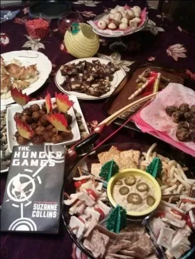 Lors d'un repas au Capitole, Katniss reconnat quelqu'un, mais ni la scne ni ce personnage n'apparaissent dans le film. De qui s'agit-il ?