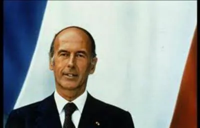 Le 10 octobre 1979, quel journal rvla l'affaire des diamants offerts en 1973  Valry Giscard d'Estaing par le prsident de Centrafrique, Jean-Bedel Bokassa ?