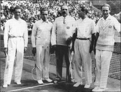 Dans les annes 1920-1930 une quipe de France de tennis a domin le tennis mondial. Quel surnom lui donnait-on ?
