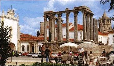 Quelle est cette ville du Portugal, proche de la frontire espagnole, dont le centre est un vritable muse avec des ruines romaines, du Moyen-ge, de la Renaissance... ?