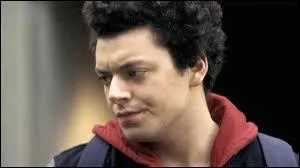 Que fait Adams sur son ordi, et que regarde-t-il  la tl en secret ?