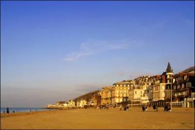 Sur quelle plage se fit-il photographier nu ?