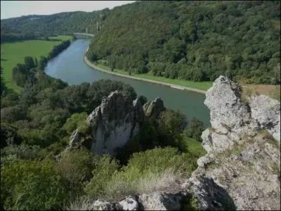 Le roi de ce pays est Philippe, le premier ministre est Elio di Rupo, sa capitale est Bruxelles, c'est donc ________.