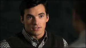 Il a rencontr Aria Montgomery dans un bar de Rosewood et il est tout de suite tomb amoureux d'elle. Aria dcouvre ensuite qu'il est son professeur de littrature. Qui est-il ?