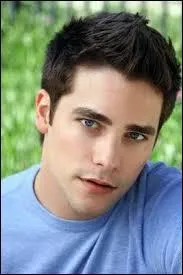 Il est amoureux d'Aria Montgomery et tait suspect d'tre -A lorsque Hanna l'a surpris en train d'crire  I see you  sur une voiture. Qui est-il ?