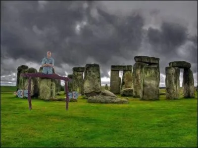 Qui ne connat pas Stonehenge ? On pense que Stonehenge a t cr dans la Prhistoire :