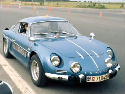 Et enfin même les gendarmes avaient des Alpine Renault. Mais celle-ci c'est quel modèle ?
