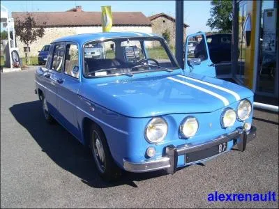 Et quand c'est en bleu avec deux barres blanches et un moteur puissant, c'est quel type ?