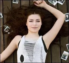 En 2001, dans quelle srie obtient-elle son premier rle ?