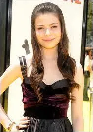 A quel ge, Miranda chante et danse dans un restaurant de sa ville ?