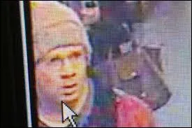 Comment s'appelle le tireur fou qui a plong dans le coma un journaliste du journal Libration ?