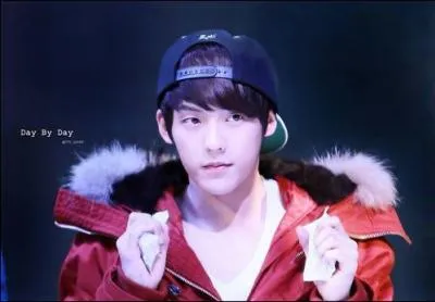 Lorsqu'il mange, que fait-il avant d'avaler ?