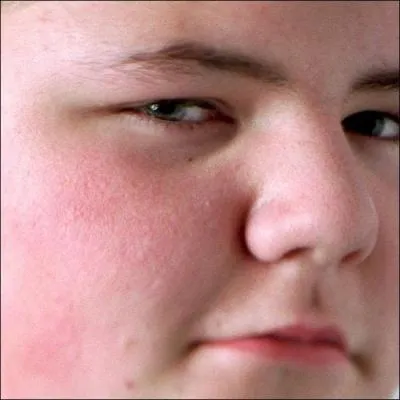 Le tableau de la cousine de Sirius Black est coll avec de la Glu Perptuelle et se met  crier chaque fois que l'on fait trop de bruit.