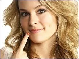 Dbut 2009, elle a un rle rcurrent ; dans quelle srie Disney Channel ?