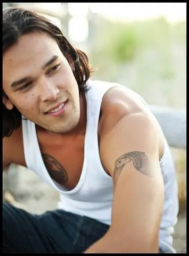 Bacon n'est pas seulement acteur de cin. Il a aussi ralis des films et est investi dans la musique. Avec son frre, il a d'ailleurs cr le groupe  The Bacon Brothers . Son neveu par alliance est lui ausssi trs connu, il s'agit du chanteur :