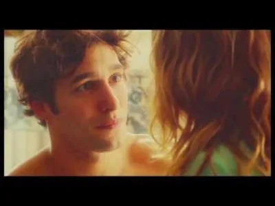 Que font Angie et Junior pendant leur premire apparition dans la srie ?