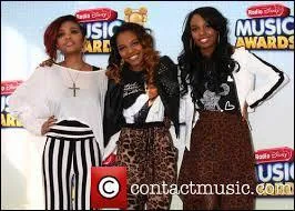 Comment s'appelle sa soeur aux cheveux rouges, ci-contre ?