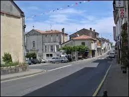 Nous traversons la commune Dordognaise de Saint-Aulaye. Nous sommes donc en rgion ...