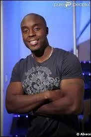 Quelle(s) chanson(s) chante-t-il en solo ?