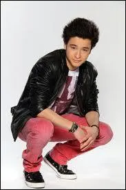 Quelle(s) chanson(s) chante-t-il en solo ?