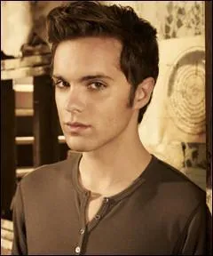 Avec qui sort Adam au dbut de la srie ?