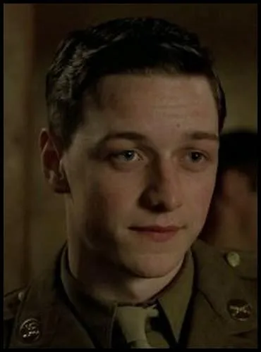 En 2001, James McAvoy se fait timidement reprer par les professionnels du mtier dans une mini-srie intitule  Frres d'armes  portant sur la Seconde Guerre mondiale. Grandement inspire du film Il faut sauver le soldat Ryan, cette srie a t produite par :