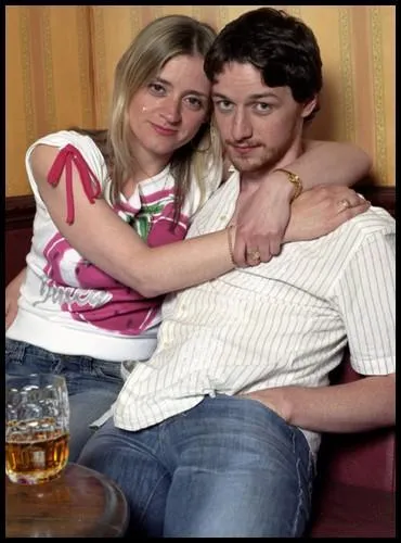 Il change totalement de registre en 2004 dans la srie qui lui fit connatre sa femme actuelle, Anne-Marie Duff (qui joue d'ailleurs la fille dont Steve, son personnage, est amoureux). De quelle srie loufoque s'agit-il ?