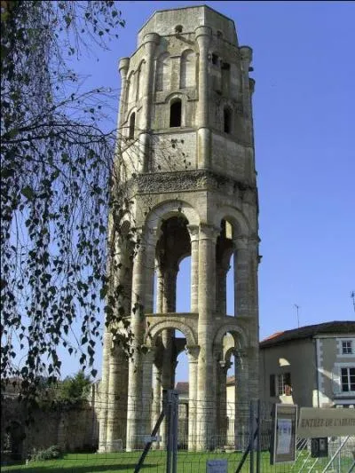A Charroux o se tint un concile en 989, l'ancienne abbaye en ruines prsente une tour-lanterne, sous quel nom est-elle connue ?