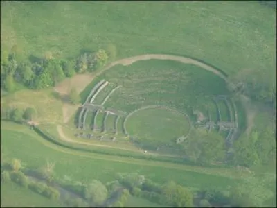 A Herbord  2 kilomtres de Sanxay se trouve un site archologique de premier plan dont le thtre est le lieu o se droulent tous les ans :