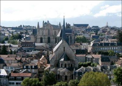 Quel est le surnom de la ville de Poitiers, la prfecture de la Vienne ?