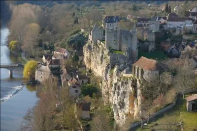 Angles-sur-l'Anglin, l'un des plus beaux villages de France vous fera dcouvrir un chteau en ruines surplombant la rivire mais aussi :