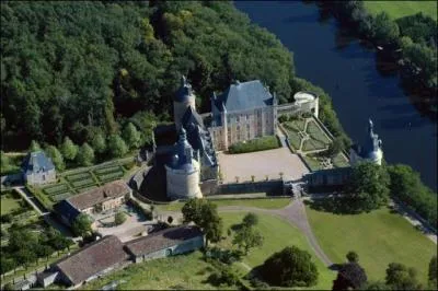 Quel cours d'eau est domin par le superbe chteau de Touffou ?