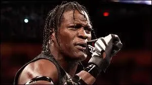 Que fait-il en rentrant dans le show ?