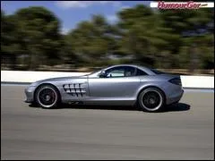 Quelle est la vitesse maxi de la Mercedes-Benz SLR 722 ?