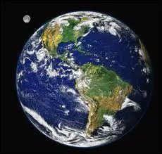 D'o son surnom : ... ... ... ... . , par les premiers astronautes qui l'ont aperue.