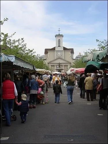 Le marché de Carouge a lieu trois fois par semaine. Quand ?