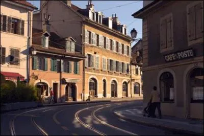 Comment surnomme-t-on la ville de Carouge ?