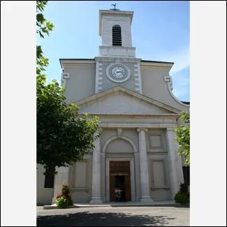 En quelle année s'est achevée la construction de l'église catholique de Carouge ?